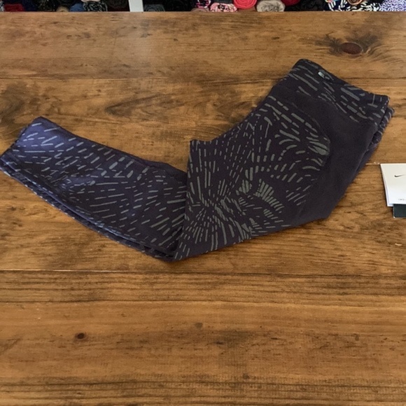 Nike Black and White Patterned Leggings - Picture 9 of 16